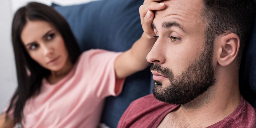 Afbeelding van een vrouw die haar hand op het zieke hoofd van haar man legt. Het beeld uit dat ze aan het testen is of bij hem ook het intelligent herstelprogramma werkt